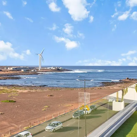 Paradise Sun - Stylish 1br With Pool, Terrace & Rooftop Bar, 100 M From Corralejo