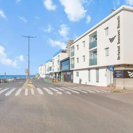 Paradise Sun - Stylish 1br With Pool, Terrace & Rooftop Bar, 100 M From Apartment Corralejo