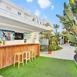 Paradise Sun - Stylish 1br With Pool, Terrace & Rooftop Bar, 100 M From
